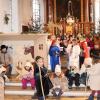 Die ganze Familie in der Kirche an Weihnachten versammelt, das muss jeder nach seinem Bauchgefühl entscheiden.