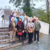 Sängerinnen und Sänger des Liederkranzes Wertingen vor der Konzerthalle in Bamberg.