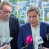 Bundeswirtschaftsminister Robert Habeck und Schleswig-Holsteins CDU-Ministerpräsident Daniel Günther: 600 Millionen Euro, Zahlungsfrist 30 Tage.  