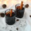 Im selbst gemachten Glühwein dürfen Orange und weihnachtliche Gewürze nicht fehlen - die Tonkabohne gibt dem Getränk noch mal eine ganz besondere Note.