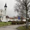 Auf den Parkplätzen beim Marienmünster sollen anders als sonst im Zentrum von Dießen und St. Georgen sonntags von 10 bis 12 Uhr keine Parkgebühren verlangt werden. Damit wird auf die Kirchgänger Rücksicht genommen. 