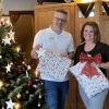 Armin Schnabel und seine Schwester Barbara neben dem Weihnachtsbaum, an dem Weihnachtswünsche der Kinder hängen. 