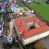 Vorerst der Schlusspunkt der Sanierung: Mitte der Woche wurde der neue Turm auf das Dach von Schloss Mickhausen gesetzt.