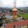 Anfang Dezember wurde der neue und komplett mit Kupfer verkleidete Turm auf das Hauptportal des Schlosses gehoben. 