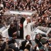 Bei einem Deutschland-Besuch 1980 fährt der damalige Papst Johannes Paul II. in seinem gläsernen Papamobil durch Mainz. (Archivbild)