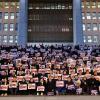 Proteste vor dem Parlament in Seoul: Präsident Yoon musste sich dem demokratischen Kräften beugen.