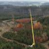 Von einem 37 Meter hohen Kran überwachen die Fachleute den Einsatz der hochspezialisierten Drohne.