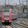 Nach mehr als sechs Jahren Bauzeit rollt die S6 der S-Bahn Rhein-Main zwischen Frankfurt-West und Bad Vilbel seit Februar auf eigenen Gleisen. Nun hält sie außerdem an einer neuen Station in Frankfurt. (Archivbild)