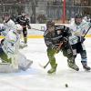 Lukas Heckelsmiller (schwarzes Trikot) vom ESV Burgau jagt im Heimspiel gegen den ERSC Ottobrunn dem Puck hinterher.