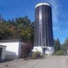 Der Wasserturm von Ottmaring wurde mit einer Solaranlage versehen. Ziel ist eine autonome Energieerzeugung.