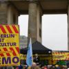 Menschen protestieren vor dem Brandenburger Tor gegen die geplanten Kürzungen im Kulturbereich. Foto: Markus Lenhardt/dpa +++ dpa-Bildfunk +++