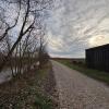 Dieser Weg nach Grosselfingen sollte eigentlich zum Geh- und Radweg ausgebaut werden. Doch im Deininger Gemeinderat gab es Kritik an den artenschutzrechtlichen Vorgaben.