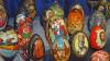 Eine feste Tradition über die Osterfeiertage ist das Bemalen und Verzieren von Eiern. Die Kunstwerke werden dann am Ostersonntag versteckt und von Kindern gesucht. Die meisten Ostereier im Allgäu besitzt wohl Monica Nusser (73) aus Nesselwang. 
Coronazeit gut genutztEntdeckt und gekauft hat sie die Einzelstücke auf Märkten in ganz Deutschland, auch auf Ihren Reisen quer über den Globus findet sie immer wieder besondere Exemplare. Für sie ist einfach das ganze Jahr über Ostern. Die Coronazeit hat Monica Nusser genutzt, um nochmal nachzulegen: In ihrem Museum kann man mittlerweile rund 3.000 Eier aus der ganzen Welt in 22 Vitrinen bewundern. Allein im letzten Jahr sind acht neue Vitrinen mit Ostereiern dazugekommen. Erbschaft: 25 Ostereier fürs Museum - 1.000 Euro für Ukraine-HilfeÜber 300 Eier kamen alleine im Februar aus einer Erbschaft. Eine Frau aus Recklinghausen im Ruhrgebiet hatte verfügt, dass ihre Ostereier nach ihrem Tod an Monica Nusser und ihr Museum gehen sollten. Als die Frau starb, bekam Monica Nusser die 300 Ostereier, hat allerdings nur 25 davon für das Museum ausgesucht. Die anderen hat sie versteigert: für einen guten Zweck. Die Kaufbeurer Hilfsorganisation Humedica freut sich über eine Spende von 1.000 Euro für die medizinische Hilfe in der Ukraine.Die Sammelleidenschaft hat vor fast 40 Jahren angefangen - und zwar mit einem selbstbemalten Ei Ihrer Schwester. Darauf zu sehen: Die Familie von Monica Nusser.Verzierte Eier schon in vorchristlicher ZeitBereits die alten Ägypter verwendeten bemalte Eier als Grabbeigabe. Da waren sogar schon Punkte und Streifen auf den Eiern, erzählt Monica Nusser. Besonders im Biedermeier-Zeitalter, zwischen 1815 und 1849, waren verzierte Eier sehr beliebt. Damals haben die Menschen die Eier meisten mit kleinen Sprüchen versehen und zu besonderen Anlässen verschenkt. So wie wir den Brauch zu Ostern kennen, existiert er seit ungefähr seit 70 Jahren.

In Ihrem Museum stellt die 73-Jährige aber nicht nur Gesammeltes, sondern auch Selbstgemachtes aus. Ihre Leidenschaft: Verzierte Eier im Biedermeier-Stil. Dazu ritzt, ätzt oder beklebt Nusser die Eier. Alternativ fräst sie auch Muster – so wird zum Beispiel aus einem Straußenei ein filigranes Kunstwerk. "Bemalen, das können andere besser als ich", sagt die Expertin mit einem Schmunzeln.

Auch vollkommen ausgefallene und skurrile Exemplare finden sich im Ostereiermuseum. So gibt es zum Beispiel eine Miniatursauna in einem Hühnerei oder das berühmte Gemälde Der Kuss von Gustav Klimt auf Ei gebannt.Den Überblick verliert Monica Nusser trotz der Vielzahl nicht. "Ich erinnere mich an jedes Ei, das ich gesammelt habe".