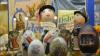 Eine feste Tradition über die Osterfeiertage ist das Bemalen und Verzieren von Eiern. Die Kunstwerke werden dann am Ostersonntag versteckt und von Kindern gesucht. Die meisten Ostereier im Allgäu besitzt wohl Monica Nusser (73) aus Nesselwang. 
Coronazeit gut genutztEntdeckt und gekauft hat sie die Einzelstücke auf Märkten in ganz Deutschland, auch auf Ihren Reisen quer über den Globus findet sie immer wieder besondere Exemplare. Für sie ist einfach das ganze Jahr über Ostern. Die Coronazeit hat Monica Nusser genutzt, um nochmal nachzulegen: In ihrem Museum kann man mittlerweile rund 3.000 Eier aus der ganzen Welt in 22 Vitrinen bewundern. Allein im letzten Jahr sind acht neue Vitrinen mit Ostereiern dazugekommen. Erbschaft: 25 Ostereier fürs Museum - 1.000 Euro für Ukraine-HilfeÜber 300 Eier kamen alleine im Februar aus einer Erbschaft. Eine Frau aus Recklinghausen im Ruhrgebiet hatte verfügt, dass ihre Ostereier nach ihrem Tod an Monica Nusser und ihr Museum gehen sollten. Als die Frau starb, bekam Monica Nusser die 300 Ostereier, hat allerdings nur 25 davon für das Museum ausgesucht. Die anderen hat sie versteigert: für einen guten Zweck. Die Kaufbeurer Hilfsorganisation Humedica freut sich über eine Spende von 1.000 Euro für die medizinische Hilfe in der Ukraine.Die Sammelleidenschaft hat vor fast 40 Jahren angefangen - und zwar mit einem selbstbemalten Ei Ihrer Schwester. Darauf zu sehen: Die Familie von Monica Nusser.Verzierte Eier schon in vorchristlicher ZeitBereits die alten Ägypter verwendeten bemalte Eier als Grabbeigabe. Da waren sogar schon Punkte und Streifen auf den Eiern, erzählt Monica Nusser. Besonders im Biedermeier-Zeitalter, zwischen 1815 und 1849, waren verzierte Eier sehr beliebt. Damals haben die Menschen die Eier meisten mit kleinen Sprüchen versehen und zu besonderen Anlässen verschenkt. So wie wir den Brauch zu Ostern kennen, existiert er seit ungefähr seit 70 Jahren.

In Ihrem Museum stellt die 73-Jährige aber nicht nur Gesammeltes, sondern auch Selbstgemachtes aus. Ihre Leidenschaft: Verzierte Eier im Biedermeier-Stil. Dazu ritzt, ätzt oder beklebt Nusser die Eier. Alternativ fräst sie auch Muster – so wird zum Beispiel aus einem Straußenei ein filigranes Kunstwerk. "Bemalen, das können andere besser als ich", sagt die Expertin mit einem Schmunzeln.

Auch vollkommen ausgefallene und skurrile Exemplare finden sich im Ostereiermuseum. So gibt es zum Beispiel eine Miniatursauna in einem Hühnerei oder das berühmte Gemälde Der Kuss von Gustav Klimt auf Ei gebannt.Den Überblick verliert Monica Nusser trotz der Vielzahl nicht. "Ich erinnere mich an jedes Ei, das ich gesammelt habe".