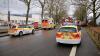 In Lindau sind am Donnerstag bei einem Unfall zwei Menschen verletzt worden. Unfallursache war eine Vorfahrts-Missachtung.
Frontal in die SeiteEin 74-jähriger Autofahrer auf der Bregenzer Straße in Fahrtrichtung Stadtmitte. Auf Höhe eines Kaufhauses missachtete eine 60-jährige Autofahrerin die Vorfahrt des 74-Jährigen. Er fuhr frontal in die Seite des Autos der 60-Jährigen.Feuerwehr muss Autofahrerin befreienPassanten leisteten Erste Hilfe, konnten aber die Autofahrerin nicht aus ihrem Fahrzeug befreien, weil sich die Türen nicht mehr öffnen ließen. Die Feuerwehr musste die Fahrerin befreien. Beide Unfallbeteiligten wurden bei dem Unfall leicht verletzt und wurden vorsorglich in ein Krankenhaus gebracht. 

An beiden Fahrzeuge entstand Totalschaden. Der Gesamtschaden wird auf 10.000 Euro geschätzt. Die Bregenzer Straße war zur Unfallaufnahme kurzfristig gesperrt.