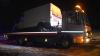 Am Donnerstag gegen 17 Uhr hat sich auf der Staatsstraße zwischen Bad Wörishofen und Schlingen ein Verkehrsunfall mit insgesamt drei Fahrzeugen ereignet. Nach ersten Ermittlungen kam laut der Polizei ein Kleintransporter wegen der schneeglatten Fahrbahn und vermutlich nicht angepasster Geschwindigkeit ins Schleudern. Der Transporter rutschte deshalb quer über die Gegenfahrbahn und krachte dann gegen einen Baum. Eine gerade entgegenkommende62-jährige Autofahrerin versuchte einen Frontalzusammenstoß zu verhindern und geriet so ebenfalls nach links auf die Gegenfahrbahn. Dort stieß sie mit einem Auto, das hinter dem Kleintransporter fuhr, zusammen.
[video]https://www.youtube.com/watch?v=JwyFQ_QK4Ro[/video]
Drei VerletzteAlle drei Fahrer saßen allein in ihren Fahrzeugen. Der Unfallverursacher und die 62-Jährige verletzten sich bei dem Unfall leicht. Der Fahrer des hinteren Autos musste von der Feuerwehr und dem Rettungsdienst aus seinem Auto geholt werden. Der Polizeimeldung zufolge muss von einer schwereren Verletzung ausgegangen werden. Der Sachschaden beträgt insgesamt etwa 15.000-20.000 Euro Die Staatsstraße war wegen der Bergung und der Unfallaufnahme für ca. 1,5 Stunden komplett gesperrt. Zur Bergung und Absicherung waren die FFW Bad Wörishofen und mehrere Einsatzfahrzeuge des Rettungsdienstes im Einsatz. Die Ermittlungen sind noch nicht abgeschlossen. Die Polizei bittet unbeteiligte Zeugen des Unfalls sich bei der Polizei Bad Wörishofen zu melden.