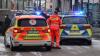 +++Update 18:25+++In Immenstadt sind am Samstag in der Nähe einer ehemaligen Eisdiele drei Männer mit Messern aufeinander losgegangen. Laut aktuellem Polizeibericht haben sie sich gegenseitig mit Messern verletzt. Der Hintergrund der Streitigkeit ist bislang unklar. Es dürfte sich aber um Meinungsverschiedenheiten im Bekanntenkreis handeln.Schnitt- und Stichwunden bei allen DreienAlle drei Beteiligten erlitten Schnitt- bzw. Stichwunden an den Armen bzw. im Schulterbereich. Lebensgefahr bestand jedoch nicht. Zwei Beteiligte wurden nach ersten polizeilichen Maßnahmen nach Hause entlassen. Der dritte Beteiligte musste am Oberarm operiert werden und muss wohl eine Nacht im Krankenhaus verbringen. Die Ermittlungen werden durch die Kriminalpolizeiinspektion Kempten geführt.