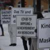 Rund 100 Corona-Impfgegner haben am Samstag an der "Schild-Bürger-Aktion" in Immenstadt teilgenommen. Die Teilnehmer versammelten sich entlang der Bahnhofsstraße in Richtung Marienplatz. In weißen Anzügen und mit Schildern in der Hand wollten sie darauf aufmerksam machen, dass sie unter anderem gegen die Corona-Impfung, eine Corona-Impfpflicht und Corona-Maßnahmen wie Maskenzwang für Kinder sind. 
Die Reaktionen: Zuspruch und Kopfschütteln"Wir müssen jetzt erst recht auf die Straße und unseren Protest zeigen! Österreich hat die Impfpflicht installiert, und das müssen wir alle in Deutschland verhindern", so die Veranstalter vorab in der Ankündigung auf Telegram. Neben einigen Autofahrern, die den Kopf schüttelten, ernteten die Demonstranten auch Zuspruch durch vorbeifahrende Autofahrer, die hupten und jubelten.