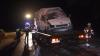 Am Donnerstag gegen 17 Uhr hat sich auf der Staatsstraße zwischen Bad Wörishofen und Schlingen ein Verkehrsunfall mit insgesamt drei Fahrzeugen ereignet. Nach ersten Ermittlungen kam laut der Polizei ein Kleintransporter wegen der schneeglatten Fahrbahn und vermutlich nicht angepasster Geschwindigkeit ins Schleudern. Der Transporter rutschte deshalb quer über die Gegenfahrbahn und krachte dann gegen einen Baum. Eine gerade entgegenkommende62-jährige Autofahrerin versuchte einen Frontalzusammenstoß zu verhindern und geriet so ebenfalls nach links auf die Gegenfahrbahn. Dort stieß sie mit einem Auto, das hinter dem Kleintransporter fuhr, zusammen.
[video]https://www.youtube.com/watch?v=JwyFQ_QK4Ro[/video]
Drei VerletzteAlle drei Fahrer saßen allein in ihren Fahrzeugen. Der Unfallverursacher und die 62-Jährige verletzten sich bei dem Unfall leicht. Der Fahrer des hinteren Autos musste von der Feuerwehr und dem Rettungsdienst aus seinem Auto geholt werden. Der Polizeimeldung zufolge muss von einer schwereren Verletzung ausgegangen werden. Der Sachschaden beträgt insgesamt etwa 15.000-20.000 Euro Die Staatsstraße war wegen der Bergung und der Unfallaufnahme für ca. 1,5 Stunden komplett gesperrt. Zur Bergung und Absicherung waren die FFW Bad Wörishofen und mehrere Einsatzfahrzeuge des Rettungsdienstes im Einsatz. Die Ermittlungen sind noch nicht abgeschlossen. Die Polizei bittet unbeteiligte Zeugen des Unfalls sich bei der Polizei Bad Wörishofen zu melden.