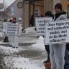 Rund 100 Corona-Impfgegner haben am Samstag an der "Schild-Bürger-Aktion" in Immenstadt teilgenommen. Die Teilnehmer versammelten sich entlang der Bahnhofsstraße in Richtung Marienplatz. In weißen Anzügen und mit Schildern in der Hand wollten sie darauf aufmerksam machen, dass sie unter anderem gegen die Corona-Impfung, eine Corona-Impfpflicht und Corona-Maßnahmen wie Maskenzwang für Kinder sind. 
Die Reaktionen: Zuspruch und Kopfschütteln"Wir müssen jetzt erst recht auf die Straße und unseren Protest zeigen! Österreich hat die Impfpflicht installiert, und das müssen wir alle in Deutschland verhindern", so die Veranstalter vorab in der Ankündigung auf Telegram. Neben einigen Autofahrern, die den Kopf schüttelten, ernteten die Demonstranten auch Zuspruch durch vorbeifahrende Autofahrer, die hupten und jubelten.