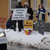 Rund 100 Corona-Impfgegner haben am Samstag an der "Schild-Bürger-Aktion" in Immenstadt teilgenommen. Die Teilnehmer versammelten sich entlang der Bahnhofsstraße in Richtung Marienplatz. In weißen Anzügen und mit Schildern in der Hand wollten sie darauf aufmerksam machen, dass sie unter anderem gegen die Corona-Impfung, eine Corona-Impfpflicht und Corona-Maßnahmen wie Maskenzwang für Kinder sind. 
Die Reaktionen: Zuspruch und Kopfschütteln"Wir müssen jetzt erst recht auf die Straße und unseren Protest zeigen! Österreich hat die Impfpflicht installiert, und das müssen wir alle in Deutschland verhindern", so die Veranstalter vorab in der Ankündigung auf Telegram. Neben einigen Autofahrern, die den Kopf schüttelten, ernteten die Demonstranten auch Zuspruch durch vorbeifahrende Autofahrer, die hupten und jubelten.