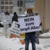 Rund 100 Corona-Impfgegner haben am Samstag an der "Schild-Bürger-Aktion" in Immenstadt teilgenommen. Die Teilnehmer versammelten sich entlang der Bahnhofsstraße in Richtung Marienplatz. In weißen Anzügen und mit Schildern in der Hand wollten sie darauf aufmerksam machen, dass sie unter anderem gegen die Corona-Impfung, eine Corona-Impfpflicht und Corona-Maßnahmen wie Maskenzwang für Kinder sind. 
Die Reaktionen: Zuspruch und Kopfschütteln"Wir müssen jetzt erst recht auf die Straße und unseren Protest zeigen! Österreich hat die Impfpflicht installiert, und das müssen wir alle in Deutschland verhindern", so die Veranstalter vorab in der Ankündigung auf Telegram. Neben einigen Autofahrern, die den Kopf schüttelten, ernteten die Demonstranten auch Zuspruch durch vorbeifahrende Autofahrer, die hupten und jubelten.