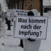 Rund 100 Corona-Impfgegner haben am Samstag an der "Schild-Bürger-Aktion" in Immenstadt teilgenommen. Die Teilnehmer versammelten sich entlang der Bahnhofsstraße in Richtung Marienplatz. In weißen Anzügen und mit Schildern in der Hand wollten sie darauf aufmerksam machen, dass sie unter anderem gegen die Corona-Impfung, eine Corona-Impfpflicht und Corona-Maßnahmen wie Maskenzwang für Kinder sind. 
Die Reaktionen: Zuspruch und Kopfschütteln"Wir müssen jetzt erst recht auf die Straße und unseren Protest zeigen! Österreich hat die Impfpflicht installiert, und das müssen wir alle in Deutschland verhindern", so die Veranstalter vorab in der Ankündigung auf Telegram. Neben einigen Autofahrern, die den Kopf schüttelten, ernteten die Demonstranten auch Zuspruch durch vorbeifahrende Autofahrer, die hupten und jubelten.