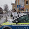 Rund 100 Corona-Impfgegner haben am Samstag an der "Schild-Bürger-Aktion" in Immenstadt teilgenommen. Die Teilnehmer versammelten sich entlang der Bahnhofsstraße in Richtung Marienplatz. In weißen Anzügen und mit Schildern in der Hand wollten sie darauf aufmerksam machen, dass sie unter anderem gegen die Corona-Impfung, eine Corona-Impfpflicht und Corona-Maßnahmen wie Maskenzwang für Kinder sind. 
Die Reaktionen: Zuspruch und Kopfschütteln"Wir müssen jetzt erst recht auf die Straße und unseren Protest zeigen! Österreich hat die Impfpflicht installiert, und das müssen wir alle in Deutschland verhindern", so die Veranstalter vorab in der Ankündigung auf Telegram. Neben einigen Autofahrern, die den Kopf schüttelten, ernteten die Demonstranten auch Zuspruch durch vorbeifahrende Autofahrer, die hupten und jubelten.