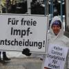 Rund 100 Corona-Impfgegner haben am Samstag an der "Schild-Bürger-Aktion" in Immenstadt teilgenommen. Die Teilnehmer versammelten sich entlang der Bahnhofsstraße in Richtung Marienplatz. In weißen Anzügen und mit Schildern in der Hand wollten sie darauf aufmerksam machen, dass sie unter anderem gegen die Corona-Impfung, eine Corona-Impfpflicht und Corona-Maßnahmen wie Maskenzwang für Kinder sind. 
Die Reaktionen: Zuspruch und Kopfschütteln"Wir müssen jetzt erst recht auf die Straße und unseren Protest zeigen! Österreich hat die Impfpflicht installiert, und das müssen wir alle in Deutschland verhindern", so die Veranstalter vorab in der Ankündigung auf Telegram. Neben einigen Autofahrern, die den Kopf schüttelten, ernteten die Demonstranten auch Zuspruch durch vorbeifahrende Autofahrer, die hupten und jubelten.