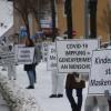 Rund 100 Corona-Impfgegner haben am Samstag an der "Schild-Bürger-Aktion" in Immenstadt teilgenommen. Die Teilnehmer versammelten sich entlang der Bahnhofsstraße in Richtung Marienplatz. In weißen Anzügen und mit Schildern in der Hand wollten sie darauf aufmerksam machen, dass sie unter anderem gegen die Corona-Impfung, eine Corona-Impfpflicht und Corona-Maßnahmen wie Maskenzwang für Kinder sind. 
Die Reaktionen: Zuspruch und Kopfschütteln"Wir müssen jetzt erst recht auf die Straße und unseren Protest zeigen! Österreich hat die Impfpflicht installiert, und das müssen wir alle in Deutschland verhindern", so die Veranstalter vorab in der Ankündigung auf Telegram. Neben einigen Autofahrern, die den Kopf schüttelten, ernteten die Demonstranten auch Zuspruch durch vorbeifahrende Autofahrer, die hupten und jubelten.