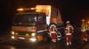 Am Donnerstag gegen 17 Uhr hat sich auf der Staatsstraße zwischen Bad Wörishofen und Schlingen ein Verkehrsunfall mit insgesamt drei Fahrzeugen ereignet. Nach ersten Ermittlungen kam laut der Polizei ein Kleintransporter wegen der schneeglatten Fahrbahn und vermutlich nicht angepasster Geschwindigkeit ins Schleudern. Der Transporter rutschte deshalb quer über die Gegenfahrbahn und krachte dann gegen einen Baum. Eine gerade entgegenkommende62-jährige Autofahrerin versuchte einen Frontalzusammenstoß zu verhindern und geriet so ebenfalls nach links auf die Gegenfahrbahn. Dort stieß sie mit einem Auto, das hinter dem Kleintransporter fuhr, zusammen.
[video]https://www.youtube.com/watch?v=JwyFQ_QK4Ro[/video]
Drei VerletzteAlle drei Fahrer saßen allein in ihren Fahrzeugen. Der Unfallverursacher und die 62-Jährige verletzten sich bei dem Unfall leicht. Der Fahrer des hinteren Autos musste von der Feuerwehr und dem Rettungsdienst aus seinem Auto geholt werden. Der Polizeimeldung zufolge muss von einer schwereren Verletzung ausgegangen werden. Der Sachschaden beträgt insgesamt etwa 15.000-20.000 Euro Die Staatsstraße war wegen der Bergung und der Unfallaufnahme für ca. 1,5 Stunden komplett gesperrt. Zur Bergung und Absicherung waren die FFW Bad Wörishofen und mehrere Einsatzfahrzeuge des Rettungsdienstes im Einsatz. Die Ermittlungen sind noch nicht abgeschlossen. Die Polizei bittet unbeteiligte Zeugen des Unfalls sich bei der Polizei Bad Wörishofen zu melden.