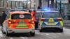 +++Update 18:25+++In Immenstadt sind am Samstag in der Nähe einer ehemaligen Eisdiele drei Männer mit Messern aufeinander losgegangen. Laut aktuellem Polizeibericht haben sie sich gegenseitig mit Messern verletzt. Der Hintergrund der Streitigkeit ist bislang unklar. Es dürfte sich aber um Meinungsverschiedenheiten im Bekanntenkreis handeln.Schnitt- und Stichwunden bei allen DreienAlle drei Beteiligten erlitten Schnitt- bzw. Stichwunden an den Armen bzw. im Schulterbereich. Lebensgefahr bestand jedoch nicht. Zwei Beteiligte wurden nach ersten polizeilichen Maßnahmen nach Hause entlassen. Der dritte Beteiligte musste am Oberarm operiert werden und muss wohl eine Nacht im Krankenhaus verbringen. Die Ermittlungen werden durch die Kriminalpolizeiinspektion Kempten geführt.