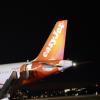 Eine EasyJet-Maschine ist am Samstagnachmittag wegen eines Luftnotfalls zum Flughafen Friedrichshafen umgeleitet worden. Während des Fluges vor dem Ziel Innsbruck bemerkte der Pilot Rauch im Cockpit, konnte allerdings wetterbedingt nicht landen und flog dann nach Friedrichshafen. Ein größeres Aufgebot an Feuerwehr, Rettungsdienst und Polizei hat den Flug in Friedrichshafen in Empfang genommen. An Bord der Maschine, einem drei Jahre alten Airbus A320, waren 143 Passagiere, dazu 3 Babys und 6 Besatzungsmitglieder, insgesamt also 152 Personen. Laut Polizei Ravensburg gab es weder Personen- noch Sachschäden bei der Landung.
Flug London - InnsbruckDie Firma EasyJet hat Busse organisiert, um den Passagieren die Weiterfahrt nach Innsbruck zu ermöglichen. Die Feuerwehr und das THW waren mit etwa 150, der Rettungsdienst mit ca. 120 Einsatzkräften vor Ort. Die Polizei hatte 14 Beamte im Einsatz.