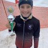 Nach fast zwei Jahren Pause wegen der Corona-Pandemie, gibt es seit Dezember unter entsprechenden Auflagen wieder Veranstaltungen für den Skilanglauf-Nachwuchs des TSV Schwangau. Beim Sparkassen-Cup in Krün-Wallgau bei Garmisch-Patenkirchen zeigte der TSV trotz der Pause gleich wieder gute Leistungen.
Sieg im Skating-RennenLena Rohrbach siegte im Skating-Rennen, der Schülerinnen U12 mit über 30 Sekunden und über 1 Minute Vorsprung auf die Zweit- u. Drittplatzierte. Dabei absolvierte sie im 30 Sekunden Einzelstart, 3 anspruchsvolle Runden über insgesamt 4,5 km erfolgreich.Knapp am Podest vorbeiLuis Helmer und Lara Rohrbach liefen ebenfalls starke Rennen und wurden mit den guten 4. und 5. Plätzen, in ihrer Altersklasse Schüler U14 und Schülerinnen U14, belohnt.
Aufgrund eines Strauchler’s bzw. Sturzes, den leider beide hatten, schrammten sie nach vier Runden und insgesamt 6 km, um nur 15 Sekunden jeweils am Podest mit dem 3. Platz vorbei.Auf Magdalena Neuner´s SpurenDie Rennen waren top ausgerichtet und fanden teils auf Magdalena Neuner’s früheren Trainingsstrecken statt. Die Runde war gespickt mit zwei Anstiegen und technisch anspruchsvollen Abfahrten, sowie 180-Grad-Kehren.