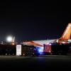 Eine EasyJet-Maschine ist am Samstagnachmittag wegen eines Luftnotfalls zum Flughafen Friedrichshafen umgeleitet worden. Während des Fluges vor dem Ziel Innsbruck bemerkte der Pilot Rauch im Cockpit, konnte allerdings wetterbedingt nicht landen und flog dann nach Friedrichshafen. Ein größeres Aufgebot an Feuerwehr, Rettungsdienst und Polizei hat den Flug in Friedrichshafen in Empfang genommen. An Bord der Maschine, einem drei Jahre alten Airbus A320, waren 143 Passagiere, dazu 3 Babys und 6 Besatzungsmitglieder, insgesamt also 152 Personen. Laut Polizei Ravensburg gab es weder Personen- noch Sachschäden bei der Landung.
Flug London - InnsbruckDie Firma EasyJet hat Busse organisiert, um den Passagieren die Weiterfahrt nach Innsbruck zu ermöglichen. Die Feuerwehr und das THW waren mit etwa 150, der Rettungsdienst mit ca. 120 Einsatzkräften vor Ort. Die Polizei hatte 14 Beamte im Einsatz.