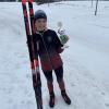 Nach fast zwei Jahren Pause wegen der Corona-Pandemie, gibt es seit Dezember unter entsprechenden Auflagen wieder Veranstaltungen für den Skilanglauf-Nachwuchs des TSV Schwangau. Beim Sparkassen-Cup in Krün-Wallgau bei Garmisch-Patenkirchen zeigte der TSV trotz der Pause gleich wieder gute Leistungen.
Sieg im Skating-RennenLena Rohrbach siegte im Skating-Rennen, der Schülerinnen U12 mit über 30 Sekunden und über 1 Minute Vorsprung auf die Zweit- u. Drittplatzierte. Dabei absolvierte sie im 30 Sekunden Einzelstart, 3 anspruchsvolle Runden über insgesamt 4,5 km erfolgreich.Knapp am Podest vorbeiLuis Helmer und Lara Rohrbach liefen ebenfalls starke Rennen und wurden mit den guten 4. und 5. Plätzen, in ihrer Altersklasse Schüler U14 und Schülerinnen U14, belohnt.
Aufgrund eines Strauchler’s bzw. Sturzes, den leider beide hatten, schrammten sie nach vier Runden und insgesamt 6 km, um nur 15 Sekunden jeweils am Podest mit dem 3. Platz vorbei.Auf Magdalena Neuner´s SpurenDie Rennen waren top ausgerichtet und fanden teils auf Magdalena Neuner’s früheren Trainingsstrecken statt. Die Runde war gespickt mit zwei Anstiegen und technisch anspruchsvollen Abfahrten, sowie 180-Grad-Kehren.