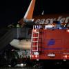 Eine EasyJet-Maschine ist am Samstagnachmittag wegen eines Luftnotfalls zum Flughafen Friedrichshafen umgeleitet worden. Während des Fluges vor dem Ziel Innsbruck bemerkte der Pilot Rauch im Cockpit, konnte allerdings wetterbedingt nicht landen und flog dann nach Friedrichshafen. Ein größeres Aufgebot an Feuerwehr, Rettungsdienst und Polizei hat den Flug in Friedrichshafen in Empfang genommen. An Bord der Maschine, einem drei Jahre alten Airbus A320, waren 143 Passagiere, dazu 3 Babys und 6 Besatzungsmitglieder, insgesamt also 152 Personen. Laut Polizei Ravensburg gab es weder Personen- noch Sachschäden bei der Landung.
Flug London - InnsbruckDie Firma EasyJet hat Busse organisiert, um den Passagieren die Weiterfahrt nach Innsbruck zu ermöglichen. Die Feuerwehr und das THW waren mit etwa 150, der Rettungsdienst mit ca. 120 Einsatzkräften vor Ort. Die Polizei hatte 14 Beamte im Einsatz.
