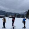 Nach fast zwei Jahren Pause wegen der Corona-Pandemie, gibt es seit Dezember unter entsprechenden Auflagen wieder Veranstaltungen für den Skilanglauf-Nachwuchs des TSV Schwangau. Beim Sparkassen-Cup in Krün-Wallgau bei Garmisch-Patenkirchen zeigte der TSV trotz der Pause gleich wieder gute Leistungen.
Sieg im Skating-RennenLena Rohrbach siegte im Skating-Rennen, der Schülerinnen U12 mit über 30 Sekunden und über 1 Minute Vorsprung auf die Zweit- u. Drittplatzierte. Dabei absolvierte sie im 30 Sekunden Einzelstart, 3 anspruchsvolle Runden über insgesamt 4,5 km erfolgreich.Knapp am Podest vorbeiLuis Helmer und Lara Rohrbach liefen ebenfalls starke Rennen und wurden mit den guten 4. und 5. Plätzen, in ihrer Altersklasse Schüler U14 und Schülerinnen U14, belohnt.
Aufgrund eines Strauchler’s bzw. Sturzes, den leider beide hatten, schrammten sie nach vier Runden und insgesamt 6 km, um nur 15 Sekunden jeweils am Podest mit dem 3. Platz vorbei.Auf Magdalena Neuner´s SpurenDie Rennen waren top ausgerichtet und fanden teils auf Magdalena Neuner’s früheren Trainingsstrecken statt. Die Runde war gespickt mit zwei Anstiegen und technisch anspruchsvollen Abfahrten, sowie 180-Grad-Kehren.