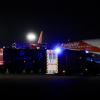 Eine EasyJet-Maschine ist am Samstagnachmittag wegen eines Luftnotfalls zum Flughafen Friedrichshafen umgeleitet worden. Während des Fluges vor dem Ziel Innsbruck bemerkte der Pilot Rauch im Cockpit, konnte allerdings wetterbedingt nicht landen und flog dann nach Friedrichshafen. Ein größeres Aufgebot an Feuerwehr, Rettungsdienst und Polizei hat den Flug in Friedrichshafen in Empfang genommen. An Bord der Maschine, einem drei Jahre alten Airbus A320, waren 143 Passagiere, dazu 3 Babys und 6 Besatzungsmitglieder, insgesamt also 152 Personen. Laut Polizei Ravensburg gab es weder Personen- noch Sachschäden bei der Landung.
Flug London - InnsbruckDie Firma EasyJet hat Busse organisiert, um den Passagieren die Weiterfahrt nach Innsbruck zu ermöglichen. Die Feuerwehr und das THW waren mit etwa 150, der Rettungsdienst mit ca. 120 Einsatzkräften vor Ort. Die Polizei hatte 14 Beamte im Einsatz.