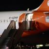Eine EasyJet-Maschine ist am Samstagnachmittag wegen eines Luftnotfalls zum Flughafen Friedrichshafen umgeleitet worden. Während des Fluges vor dem Ziel Innsbruck bemerkte der Pilot Rauch im Cockpit, konnte allerdings wetterbedingt nicht landen und flog dann nach Friedrichshafen. Ein größeres Aufgebot an Feuerwehr, Rettungsdienst und Polizei hat den Flug in Friedrichshafen in Empfang genommen. An Bord der Maschine, einem drei Jahre alten Airbus A320, waren 143 Passagiere, dazu 3 Babys und 6 Besatzungsmitglieder, insgesamt also 152 Personen. Laut Polizei Ravensburg gab es weder Personen- noch Sachschäden bei der Landung.
Flug London - InnsbruckDie Firma EasyJet hat Busse organisiert, um den Passagieren die Weiterfahrt nach Innsbruck zu ermöglichen. Die Feuerwehr und das THW waren mit etwa 150, der Rettungsdienst mit ca. 120 Einsatzkräften vor Ort. Die Polizei hatte 14 Beamte im Einsatz.