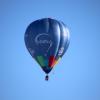 Das schöne Wetter genutzt haben am Montag einige Heißluftballon-Fahrer. Mit teilweise ungewöhnlich geformten Heißluft-Ballonen fuhren sie über den Allgäuer Himmel. Von dort aus konnte man natürlich das Glitzern der verschneiten Allgäuer Landschaft aus einer ganz anderen Perspektive bewundern, als vom Boden aus.
So funktioniert ein Heißluft-BallonEin Heißluftballon nutzt den statischen Auftrieb der heißen Luft in der Ballonhülle. Über einen Gasbrenner wird die Luft erwärmt. Sie dehnt sich aus und sorgt für Auftrieb. Wenn der Auftrieb groß genug ist, hebt der Ballon ab.