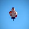 Das schöne Wetter genutzt haben am Montag einige Heißluftballon-Fahrer. Mit teilweise ungewöhnlich geformten Heißluft-Ballonen fuhren sie über den Allgäuer Himmel. Von dort aus konnte man natürlich das Glitzern der verschneiten Allgäuer Landschaft aus einer ganz anderen Perspektive bewundern, als vom Boden aus.
So funktioniert ein Heißluft-BallonEin Heißluftballon nutzt den statischen Auftrieb der heißen Luft in der Ballonhülle. Über einen Gasbrenner wird die Luft erwärmt. Sie dehnt sich aus und sorgt für Auftrieb. Wenn der Auftrieb groß genug ist, hebt der Ballon ab.
