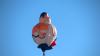 Das schöne Wetter genutzt haben am Montag einige Heißluftballon-Fahrer. Mit teilweise ungewöhnlich geformten Heißluft-Ballonen fuhren sie über den Allgäuer Himmel. Von dort aus konnte man natürlich das Glitzern der verschneiten Allgäuer Landschaft aus einer ganz anderen Perspektive bewundern, als vom Boden aus.
So funktioniert ein Heißluft-BallonEin Heißluftballon nutzt den statischen Auftrieb der heißen Luft in der Ballonhülle. Über einen Gasbrenner wird die Luft erwärmt. Sie dehnt sich aus und sorgt für Auftrieb. Wenn der Auftrieb groß genug ist, hebt der Ballon ab.