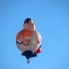 Das schöne Wetter genutzt haben am Montag einige Heißluftballon-Fahrer. Mit teilweise ungewöhnlich geformten Heißluft-Ballonen fuhren sie über den Allgäuer Himmel. Von dort aus konnte man natürlich das Glitzern der verschneiten Allgäuer Landschaft aus einer ganz anderen Perspektive bewundern, als vom Boden aus.
So funktioniert ein Heißluft-BallonEin Heißluftballon nutzt den statischen Auftrieb der heißen Luft in der Ballonhülle. Über einen Gasbrenner wird die Luft erwärmt. Sie dehnt sich aus und sorgt für Auftrieb. Wenn der Auftrieb groß genug ist, hebt der Ballon ab.