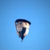 Das schöne Wetter genutzt haben am Montag einige Heißluftballon-Fahrer. Mit teilweise ungewöhnlich geformten Heißluft-Ballonen fuhren sie über den Allgäuer Himmel. Von dort aus konnte man natürlich das Glitzern der verschneiten Allgäuer Landschaft aus einer ganz anderen Perspektive bewundern, als vom Boden aus.
So funktioniert ein Heißluft-BallonEin Heißluftballon nutzt den statischen Auftrieb der heißen Luft in der Ballonhülle. Über einen Gasbrenner wird die Luft erwärmt. Sie dehnt sich aus und sorgt für Auftrieb. Wenn der Auftrieb groß genug ist, hebt der Ballon ab.