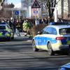 +++Update+++ Für den Amoklauf an der Universität Heidelberg ist wohl ein 18 Jahre alter Biologie-Student mit deutscher Staatsbürgerschaft aus Mannheim verantwortlich. Berichten zufolge stürmte der 18-Jährige am Montag gegen Mittag mit einer Schrotflinte bewaffnet in einen Hörsaal an der Uni, in dem gerade eine Vorlesung abgehalten wurde. Dabei schoss er laut Polizei um sich. Junge Frau gestorben, drei Weitere verletztDer Täter traf mehrere Menschen, die gerade in der Vorlesung waren. Eine 23-jährige Frau starb bei dem Amoklauf, drei weitere Menschen, laut der Bild ein Mann (20) und zwei Frauen (19, 21) wurden verletzt. Wie die Deutsche Presse-Agentur berichtete, schoss der 18-jährige Student der jungen Frau in den Kopf. Sie erlag ihren schweren Verletzungen nur wenige Stunden später. 
[embedcode=cy2yszlivxr][/embedcode]Täter kündigte Amoklauf anNach seiner Tat floh der 18-Jährige aus der Universität und tötete sich selbst, wie die Polizei mitteilte. Zuvor soll er den Amoklauf allerdings in einer Whatsapp-Nachricht angekündigt haben. Dem Mannheimer Polizeipräsident Siegfried Kollmar zufolge schrieb der Täter "dass Leute jetzt bestraft werden müssen." Bei dem Empfänger der Nachricht handelt es sich wie die Bild berichtet um den Vater des Biologie-Studenten.Zwei Gewehre und über 100 Schuss MunitionDie grausame Tat hätte sogar noch schlimmer werden können. Der 18-Jährige hatte nämlich zwei Gewehre und mehr als 100 Schuss Munition im Rucksack dabei. Polizeipräsident Kollmar sagte, dass man noch nicht wisse, warum er mit dem Schießen aufgehört habe. Der Täter hätte vermutlich sogar Zeit zum Nachladen gehabt. Es könne nicht ausgeschlossen werden, dass eine bestimmte Person getroffen werden sollte.Bezugsmeldung:Auf dem Gelände der Universität Heidelberg gab es am Montagmittag einen Amoklauf. Ein Einzeltäter hat laut einer Pressemitteilung der Polizei in einem Hörsaal mit einer Langwaffe um sich geschossen und vier Menschen zum Teil schwer verletzt. Einer von ihnen soll laut der Bild an seinen schweren Verletzungen gestorben sein. Anschließend ist er in den Außenbereich geflüchtet. Der Täter ist inzwischen tot. Medienberichten zufolge soll er sich selbst erschossen haben.
