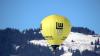 Das schöne Wetter genutzt haben am Montag einige Heißluftballon-Fahrer. Mit teilweise ungewöhnlich geformten Heißluft-Ballonen fuhren sie über den Allgäuer Himmel. Von dort aus konnte man natürlich das Glitzern der verschneiten Allgäuer Landschaft aus einer ganz anderen Perspektive bewundern, als vom Boden aus.
So funktioniert ein Heißluft-BallonEin Heißluftballon nutzt den statischen Auftrieb der heißen Luft in der Ballonhülle. Über einen Gasbrenner wird die Luft erwärmt. Sie dehnt sich aus und sorgt für Auftrieb. Wenn der Auftrieb groß genug ist, hebt der Ballon ab.