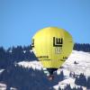 Das schöne Wetter genutzt haben am Montag einige Heißluftballon-Fahrer. Mit teilweise ungewöhnlich geformten Heißluft-Ballonen fuhren sie über den Allgäuer Himmel. Von dort aus konnte man natürlich das Glitzern der verschneiten Allgäuer Landschaft aus einer ganz anderen Perspektive bewundern, als vom Boden aus.
So funktioniert ein Heißluft-BallonEin Heißluftballon nutzt den statischen Auftrieb der heißen Luft in der Ballonhülle. Über einen Gasbrenner wird die Luft erwärmt. Sie dehnt sich aus und sorgt für Auftrieb. Wenn der Auftrieb groß genug ist, hebt der Ballon ab.