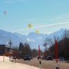 Das schöne Wetter genutzt haben am Montag einige Heißluftballon-Fahrer. Mit teilweise ungewöhnlich geformten Heißluft-Ballonen fuhren sie über den Allgäuer Himmel. Von dort aus konnte man natürlich das Glitzern der verschneiten Allgäuer Landschaft aus einer ganz anderen Perspektive bewundern, als vom Boden aus.
So funktioniert ein Heißluft-BallonEin Heißluftballon nutzt den statischen Auftrieb der heißen Luft in der Ballonhülle. Über einen Gasbrenner wird die Luft erwärmt. Sie dehnt sich aus und sorgt für Auftrieb. Wenn der Auftrieb groß genug ist, hebt der Ballon ab.