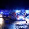 Am Samstagabend brannte im Ortsteil Ried bei Neuravensburg ein Traktor. Einer aufmerksamen Nachbarin war es wohl zu verdanken, dass der Brand schnell entdeckt wurde und das Feuer nicht auf das Ökonomiegebäude übergriff.

Nach Angaben der Feuerwehr Wangen konnte der Traktor noch rechtzeitig aus der Scheune gezogen werden. Die Anwohner begannen mit Feuerlöschern den Brand einzudämmen, bis die Feuerwehr eintraf. Diese löschte den Traktor in sicherer Entfernung zum Gebäude. Angebrannte Heuballen wurden ins Freie gebracht.
[video]https://www.youtube.com/watch?v=_duWFDCkQ5w[/video]
Nach Glutnestern gesuchtDa im Bereich der Scheune durch die starke Hitzeentwicklung Balken verkohlt und auch Heu in Brand geraten waren, wurde bei den Nachlöscharbeiten akribisch nach verstecken Glutnestern gesucht. Dazu wurde auch eine Wärmebildkamera eingesetzt. Im Einsatz waren insgesamt 55 Feuerangehörige mit acht Fahrzeugen. Ebenfalls vor Ort waren das DRK-Wangen und mehrere Beamte der Polizei.
